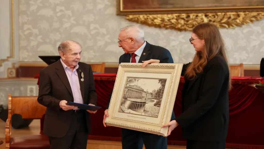 Медаль, часы и телеграммы от первых лиц